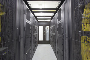Cage de baies serveurs privative et accessible par clef et code personnel.
